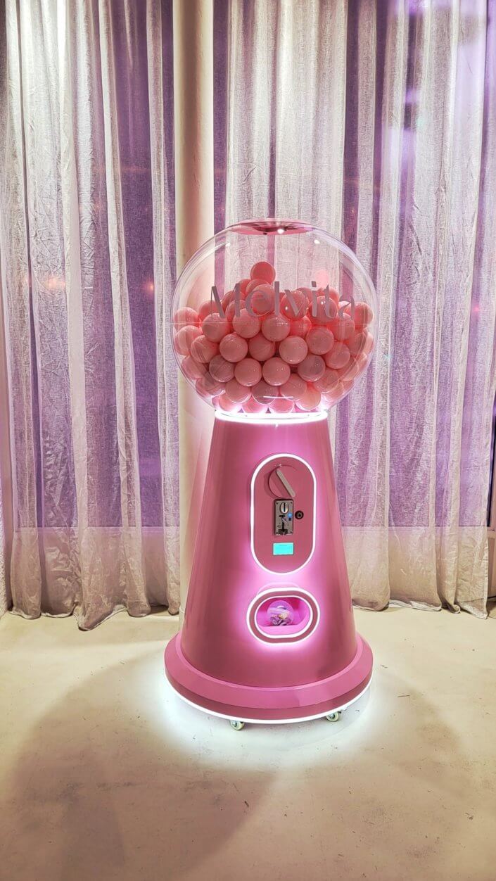 Event influence et presse Melvita avec un catering Studio Candy sur mesure : sablés décorés logo, carott cake et service salé sur plateaux le soir