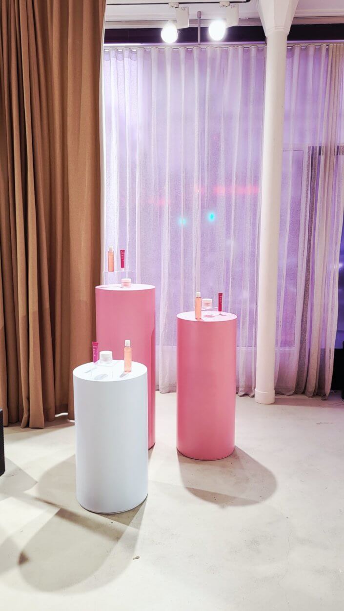 Event influence et presse Melvita avec un catering Studio Candy sur mesure : sablés décorés logo, carott cake et service salé sur plateaux le soir