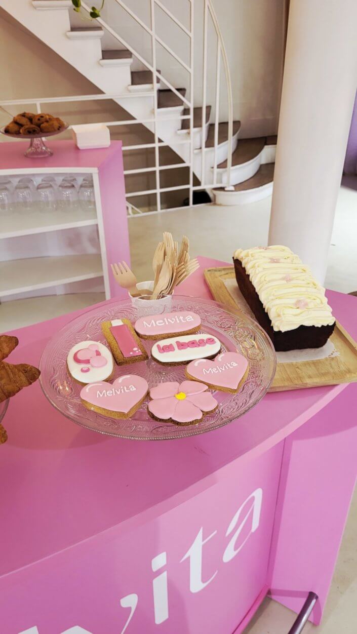 Event influence et presse Melvita avec un catering Studio Candy sur mesure : sablés décorés logo, carott cake et service salé sur plateaux le soir