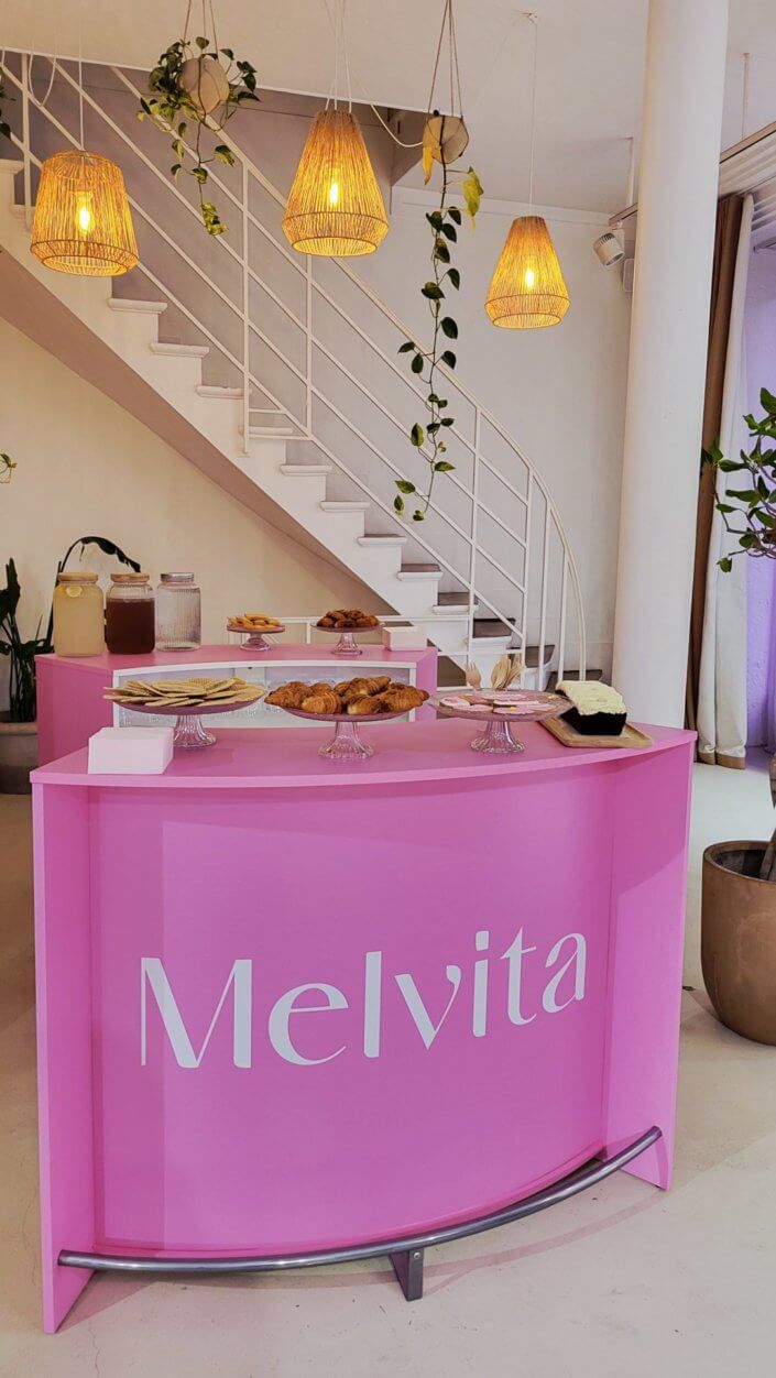 Event influence et presse Melvita avec un catering Studio Candy sur mesure : sablés décorés logo, carott cake et service salé sur plateaux le soir