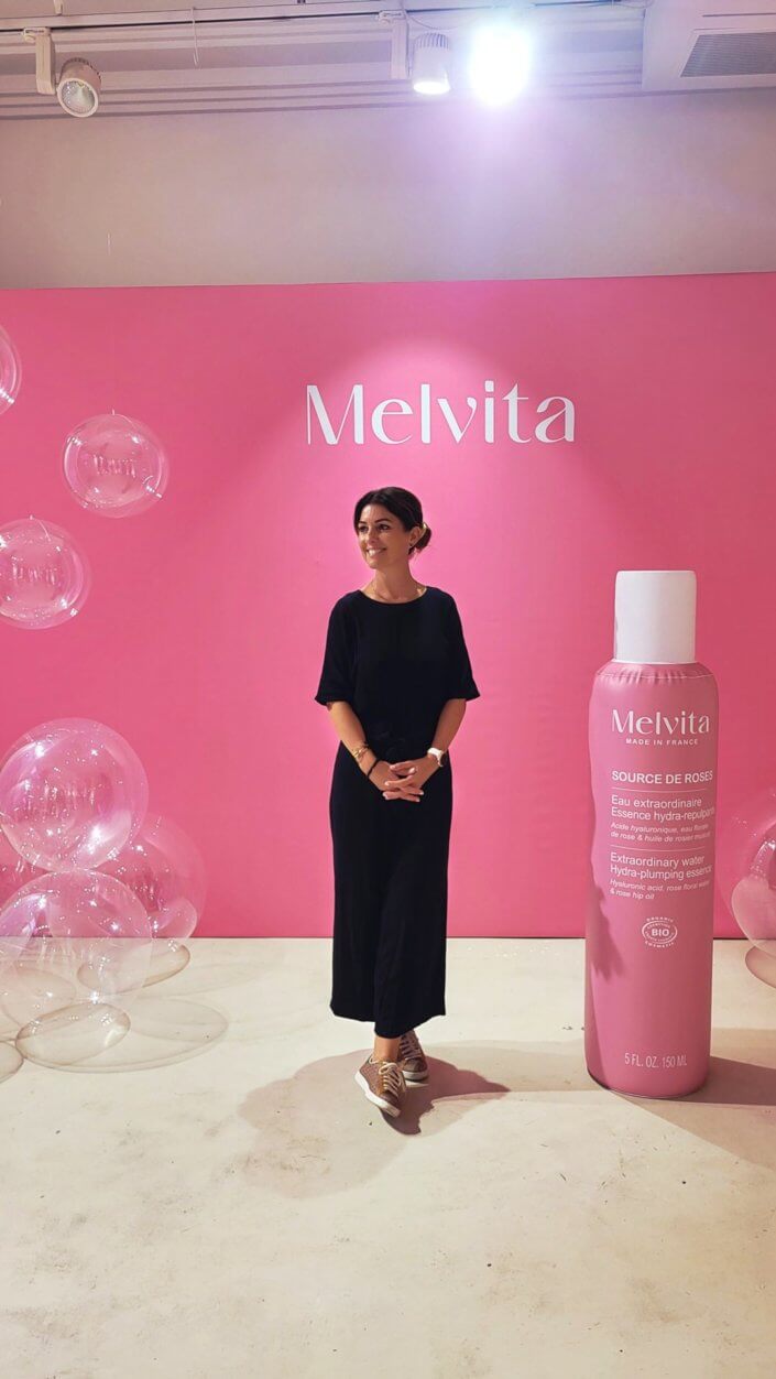 Event influence et presse Melvita avec un catering Studio Candy sur mesure : sablés décorés logo, carott cake et service salé sur plateaux le soir
