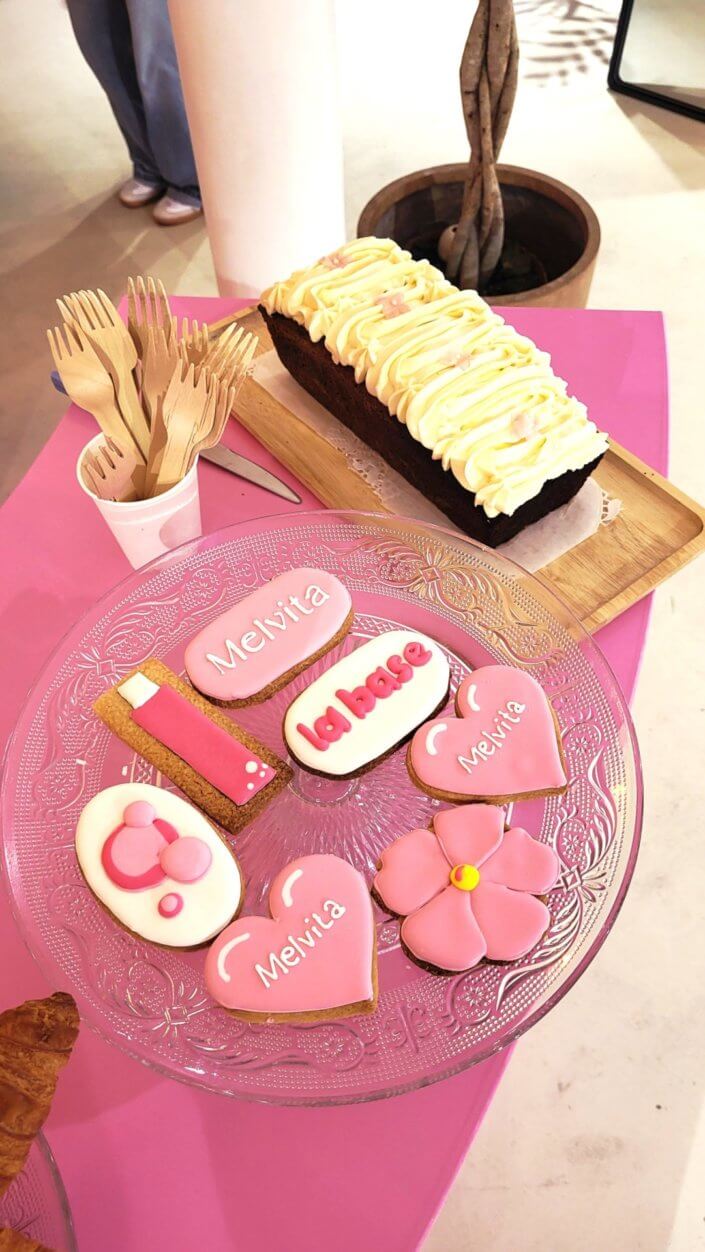 Event influence et presse Melvita avec un catering Studio Candy sur mesure : sablés décorés logo, carott cake et service salé sur plateaux le soir