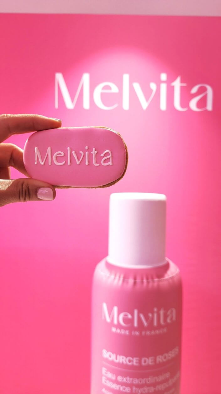 Event influence et presse Melvita avec un catering Studio Candy sur mesure : sablés décorés logo, carott cake et service salé sur plateaux le soir
