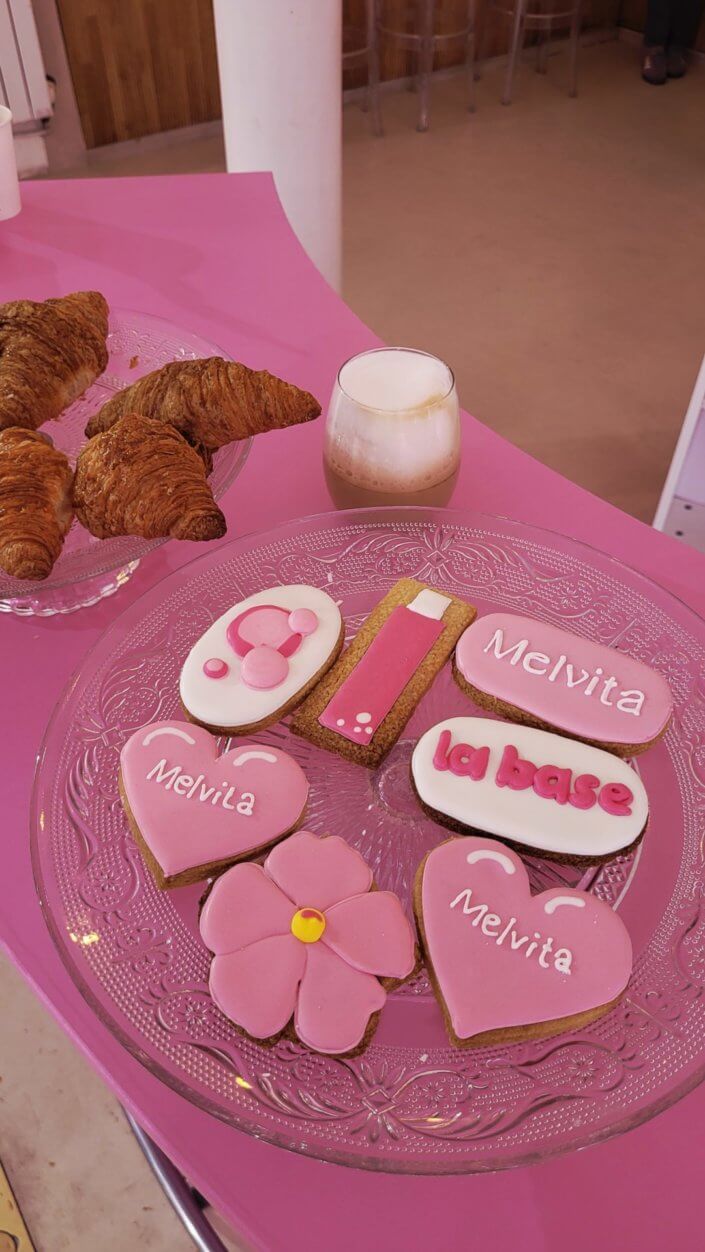 Event influence et presse Melvita avec un catering Studio Candy sur mesure : sablés décorés logo, carott cake et service salé sur plateaux le soir