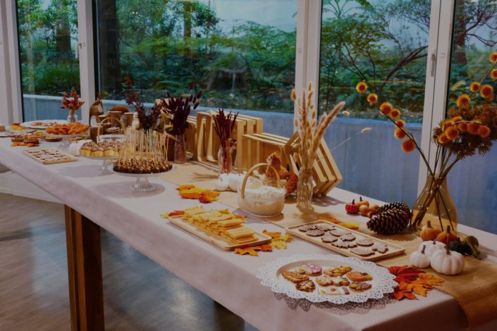 gouter d'automne chez La Francaise par Studio Candy avec pâtisseries maison sur mesure, décoration et scénographie automnale