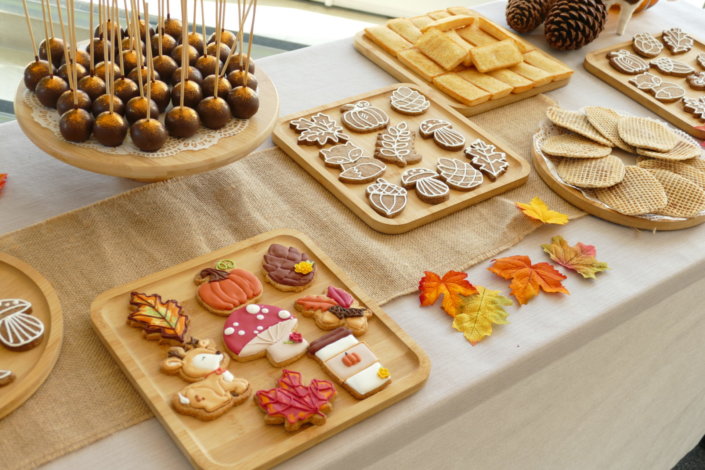 gouter d'automne chez La Francaise par Studio Candy avec pâtisseries maison sur mesure, décoration et scénographie automnale
