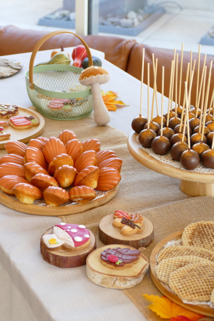 gouter d'automne chez La Francaise par Studio Candy avec pâtisseries maison sur mesure, décoration et scénographie automnale