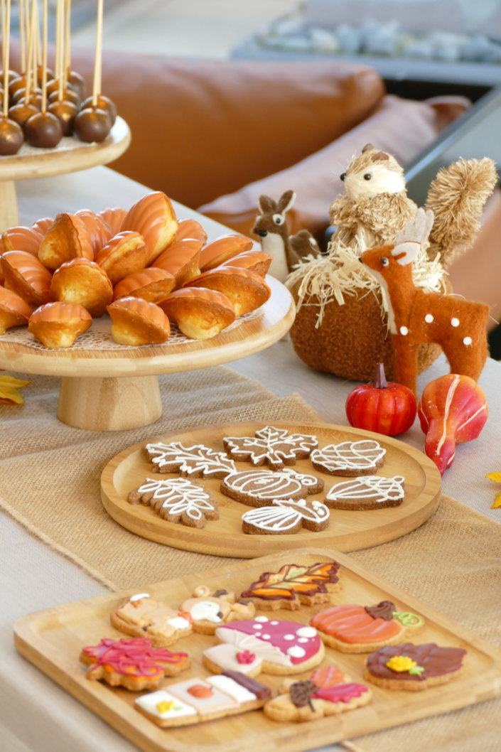 gouter d'automne chez La Francaise par Studio Candy avec pâtisseries maison sur mesure, décoration et scénographie automnale
