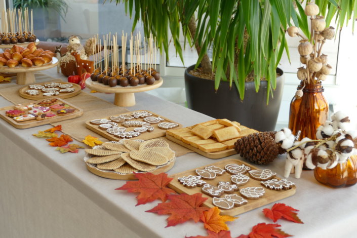 gouter d'automne chez La Francaise par Studio Candy avec pâtisseries maison sur mesure, décoration et scénographie automnale