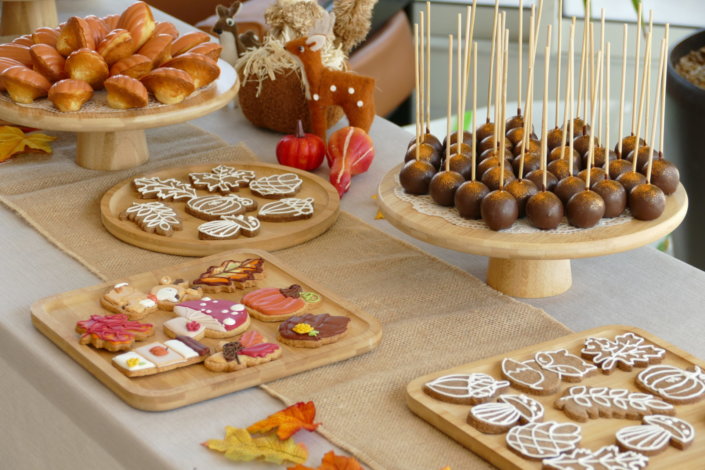 gouter d'automne chez La Francaise par Studio Candy avec pâtisseries maison sur mesure, décoration et scénographie automnale