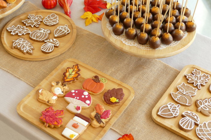 gouter d'automne chez La Francaise par Studio Candy avec pâtisseries maison sur mesure, décoration et scénographie automnale