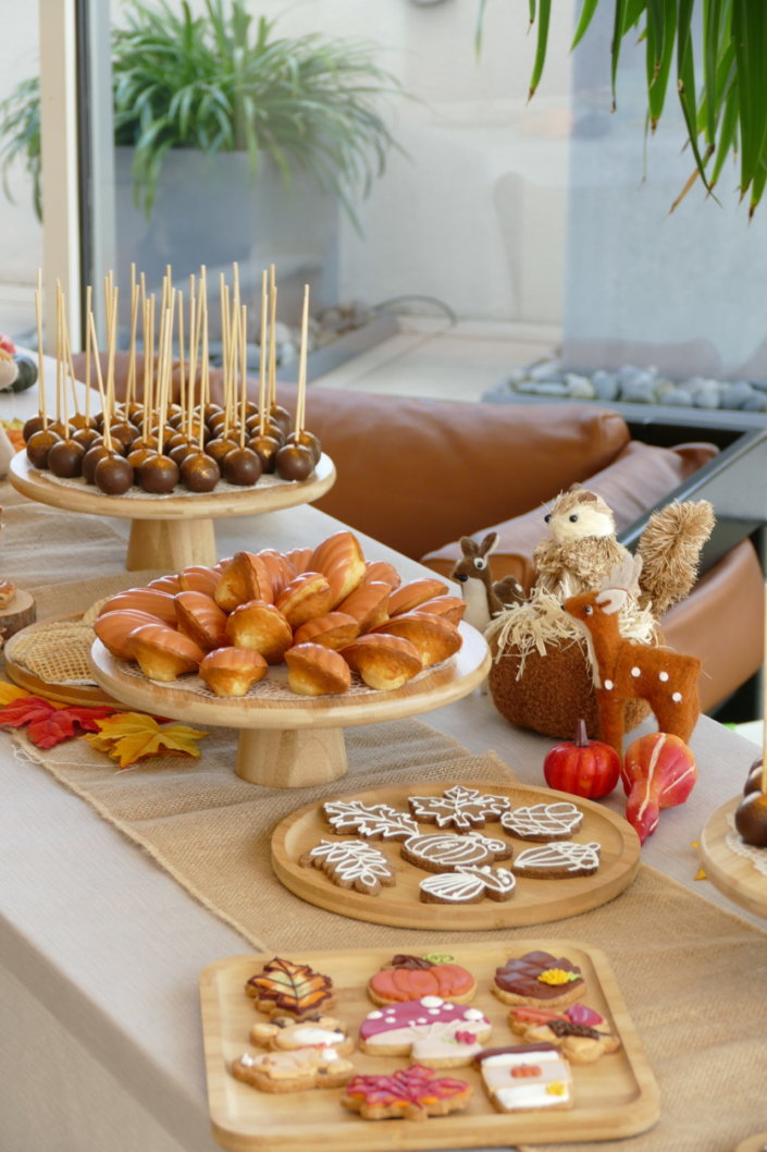 gouter d'automne chez La Francaise par Studio Candy avec pâtisseries maison sur mesure, décoration et scénographie automnale