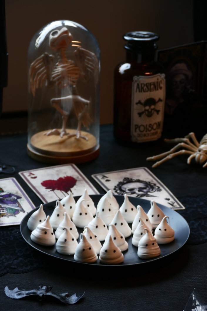 Afterwork Halloween chez Havas Market par Studio Candy avec décoration de table, pâtisseries sur mesure, candy bar