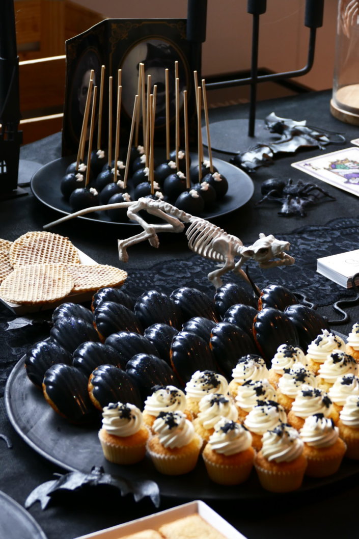 Afterwork Halloween chez Havas Market par Studio Candy avec décoration de table, pâtisseries sur mesure, candy bar