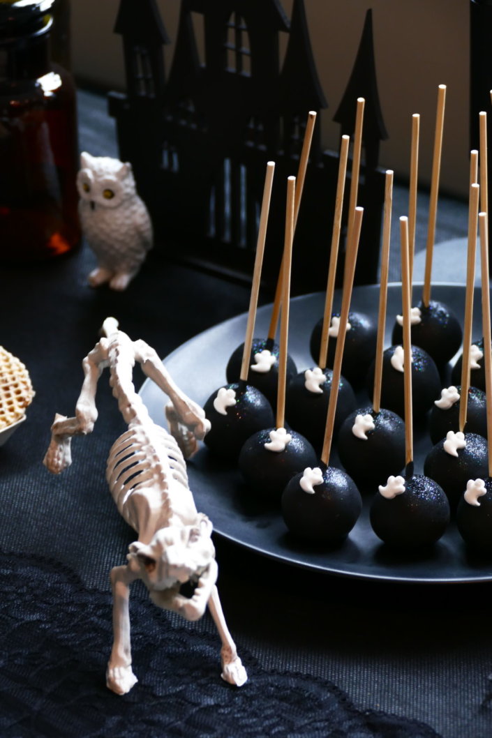 Afterwork Halloween chez Havas Market par Studio Candy avec décoration de table, pâtisseries sur mesure, candy bar