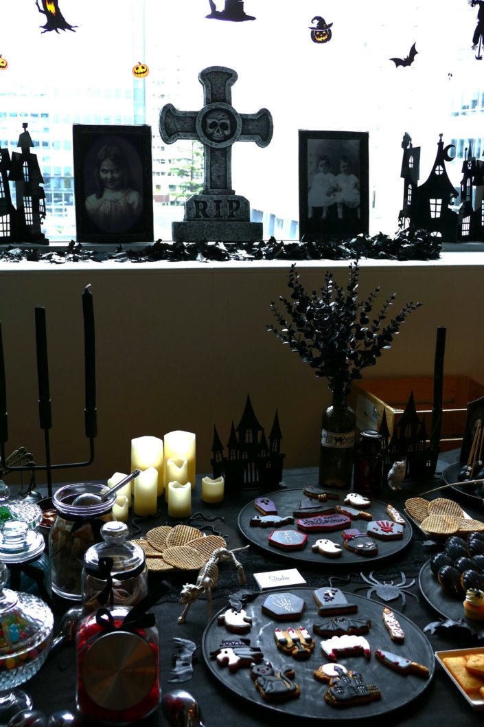 Afterwork Halloween chez Havas Market par Studio Candy avec décoration de table, pâtisseries sur mesure, candy bar