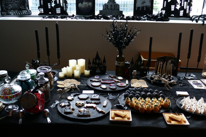 Afterwork Halloween chez Havas Market par Studio Candy avec décoration de table, pâtisseries sur mesure, candy bar