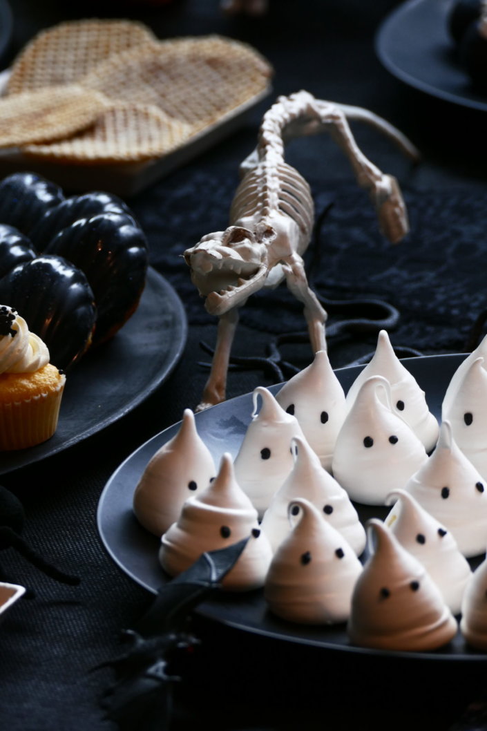 Afterwork Halloween chez Havas Market par Studio Candy avec décoration de table, pâtisseries sur mesure, candy bar