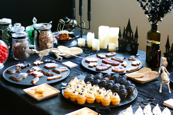 Afterwork Halloween chez Havas Market par Studio Candy avec décoration de table, pâtisseries sur mesure, candy bar