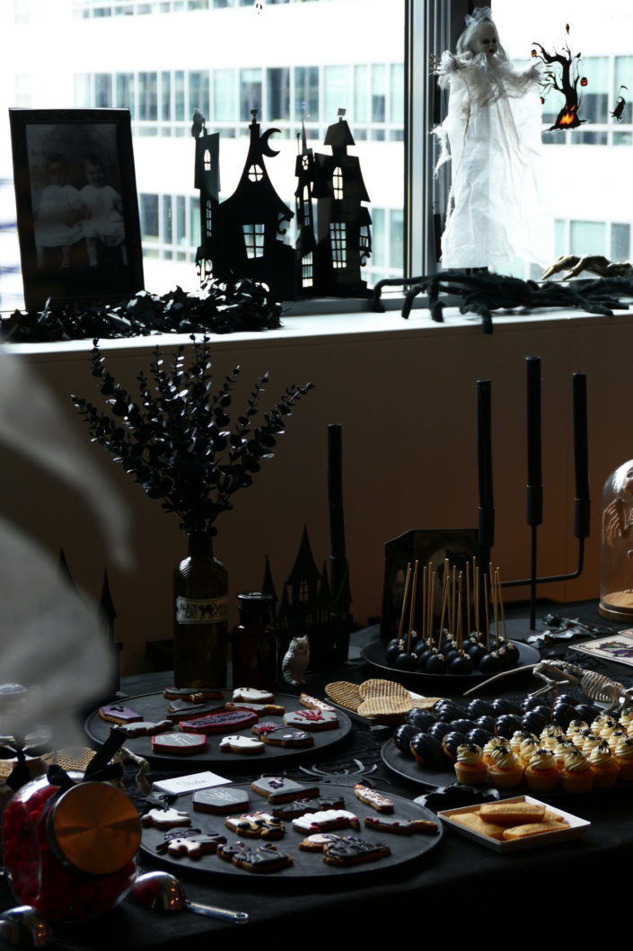 Afterwork Halloween chez Havas Market par Studio Candy avec décoration de table, pâtisseries sur mesure, candy bar