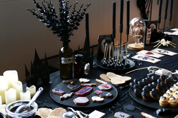 Afterwork Halloween chez Havas Market par Studio Candy avec décoration de table, pâtisseries sur mesure, candy bar
