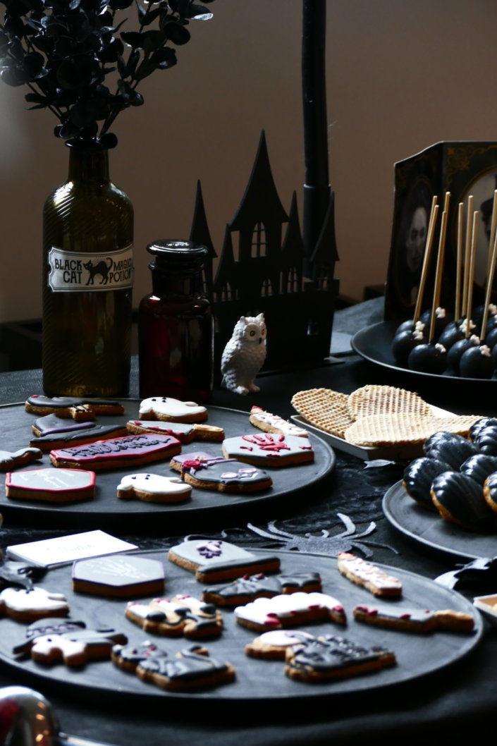 Afterwork Halloween chez Havas Market par Studio Candy avec décoration de table, pâtisseries sur mesure, candy bar