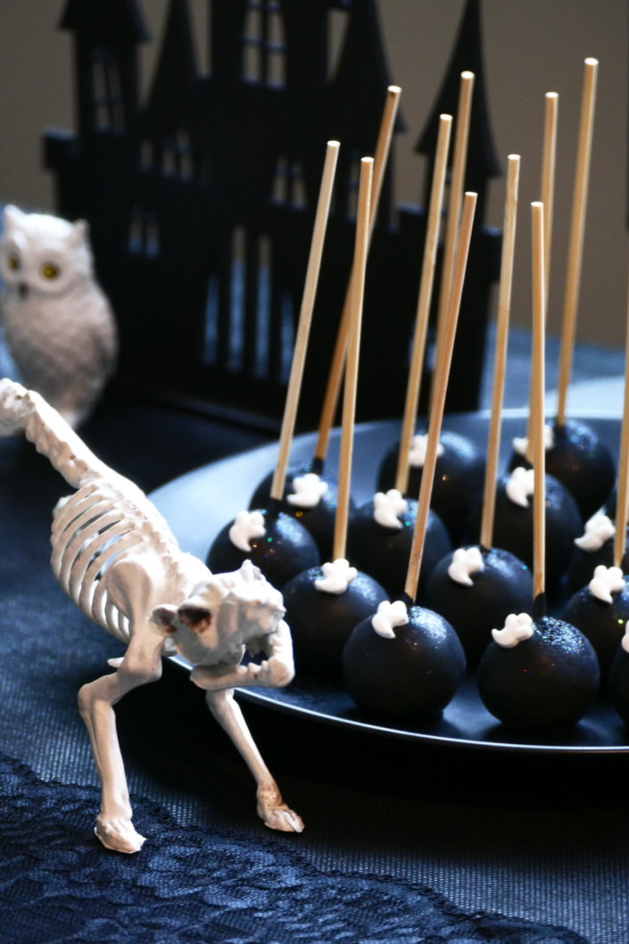 Afterwork Halloween chez Havas Market par Studio Candy avec décoration de table, pâtisseries sur mesure, candy bar