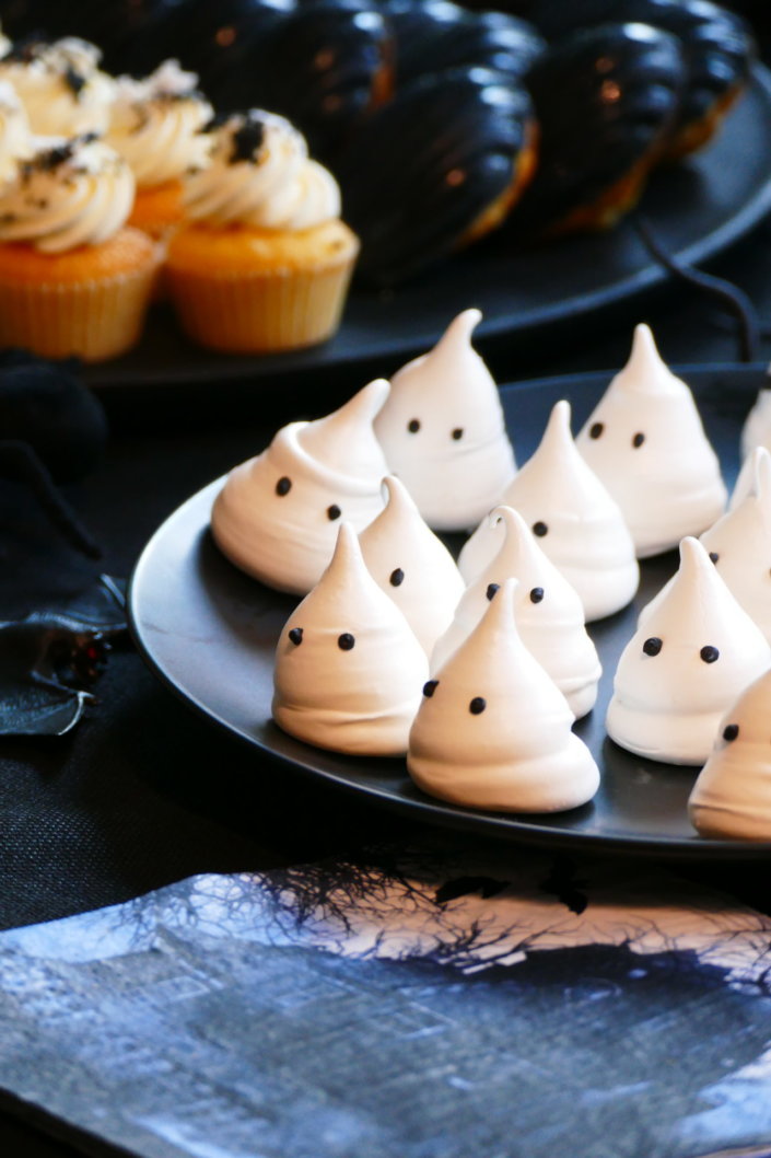 Afterwork Halloween chez Havas Market par Studio Candy avec décoration de table, pâtisseries sur mesure, candy bar