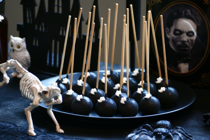 Afterwork Halloween chez Havas Market par Studio Candy avec décoration de table, pâtisseries sur mesure, candy bar
