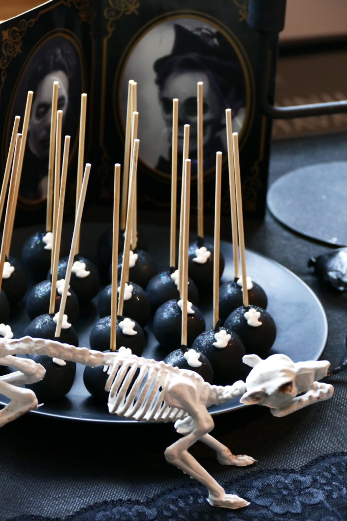 Afterwork Halloween chez Havas Market par Studio Candy avec décoration de table, pâtisseries sur mesure, candy bar