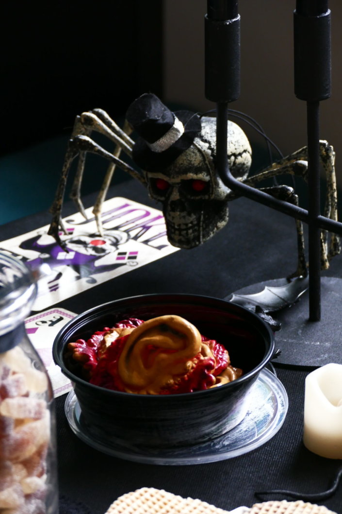 Afterwork Halloween chez Havas Market par Studio Candy avec décoration de table, pâtisseries sur mesure, candy bar