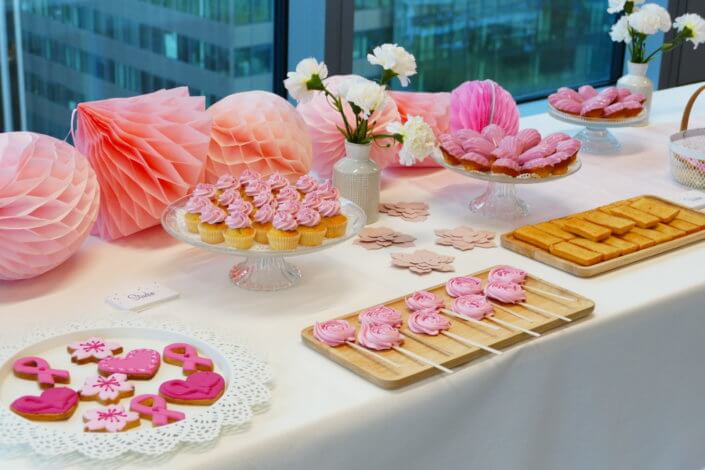 Gouter octobre rose pour AXA XL par Studio Candy avec scénographie et décoration sur mesure, pâtisseries maison tout en rose