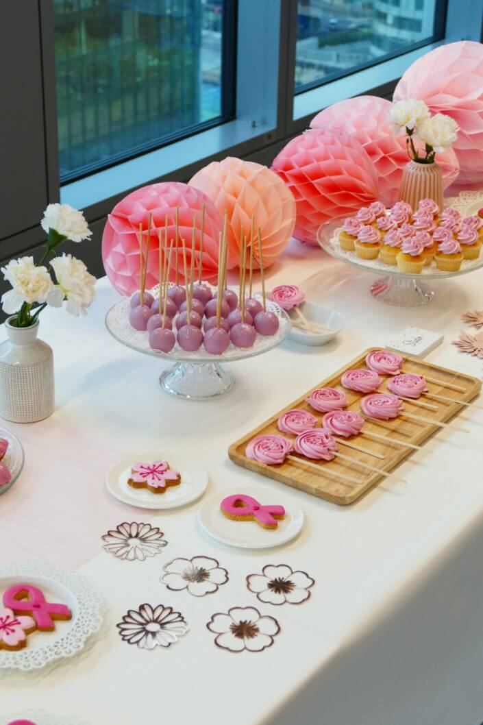 Gouter octobre rose pour AXA XL par Studio Candy avec scénographie et décoration sur mesure, pâtisseries maison tout en rose