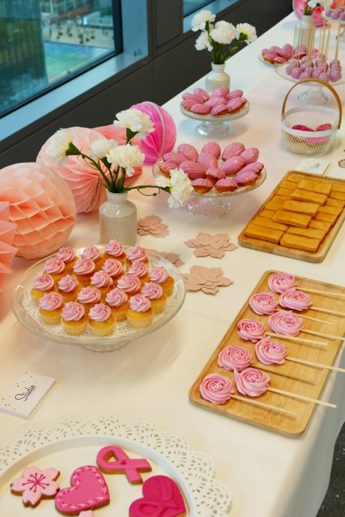 Gouter octobre rose pour AXA XL par Studio Candy avec scénographie et décoration sur mesure, pâtisseries maison tout en rose
