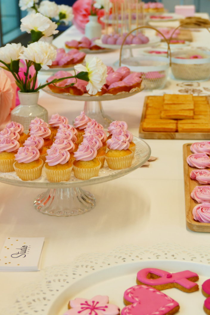 Gouter octobre rose pour AXA XL par Studio Candy avec scénographie et décoration sur mesure, pâtisseries maison tout en rose