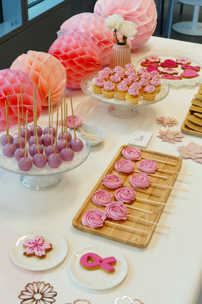 Gouter octobre rose pour AXA XL par Studio Candy avec scénographie et décoration sur mesure, pâtisseries maison tout en rose