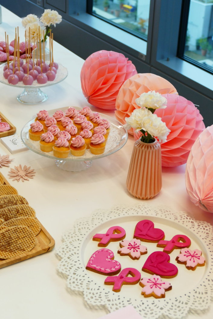 Gouter octobre rose pour AXA XL par Studio Candy avec scénographie et décoration sur mesure, pâtisseries maison tout en rose