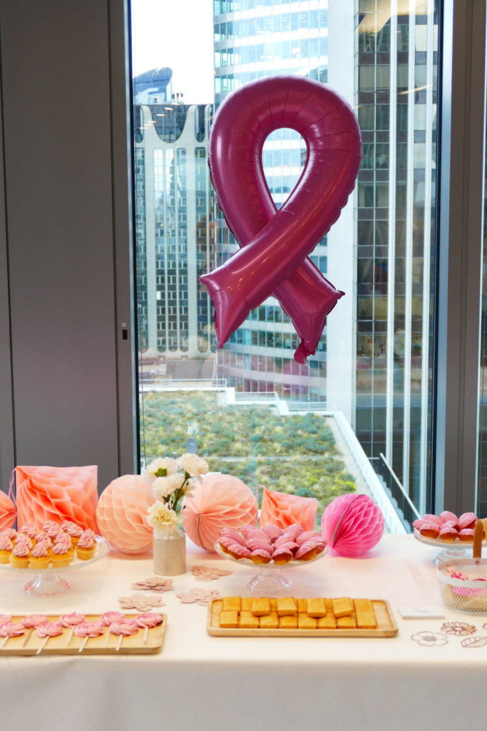 Gouter octobre rose pour AXA XL par Studio Candy avec scénographie et décoration sur mesure, pâtisseries maison tout en rose