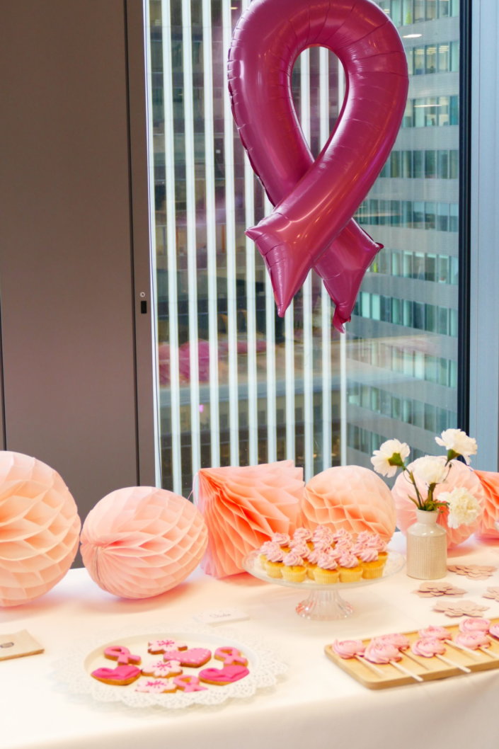 Gouter octobre rose pour AXA XL par Studio Candy avec scénographie et décoration sur mesure, pâtisseries maison tout en rose