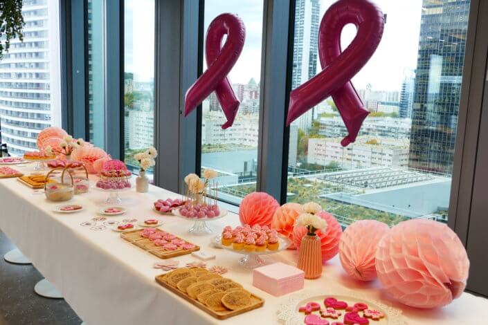 Gouter octobre rose pour AXA XL par Studio Candy avec scénographie et décoration sur mesure, pâtisseries maison tout en rose