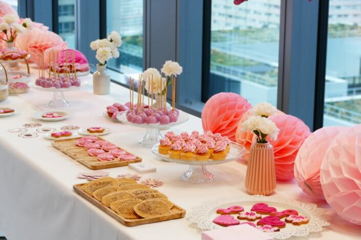 Gouter octobre rose pour AXA XL par Studio Candy avec scénographie et décoration sur mesure, pâtisseries maison tout en rose
