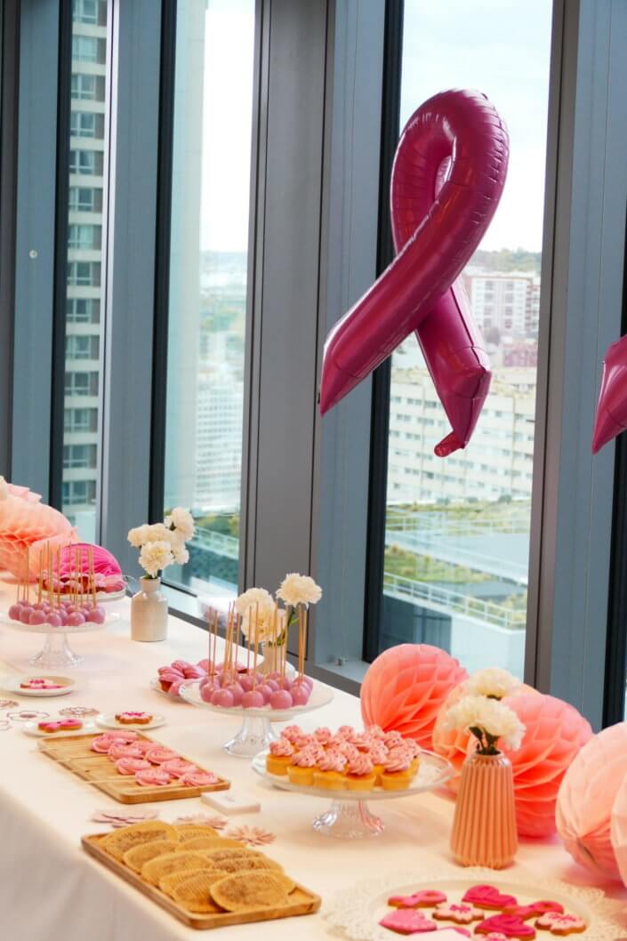 Gouter octobre rose pour AXA XL par Studio Candy avec scénographie et décoration sur mesure, pâtisseries maison tout en rose