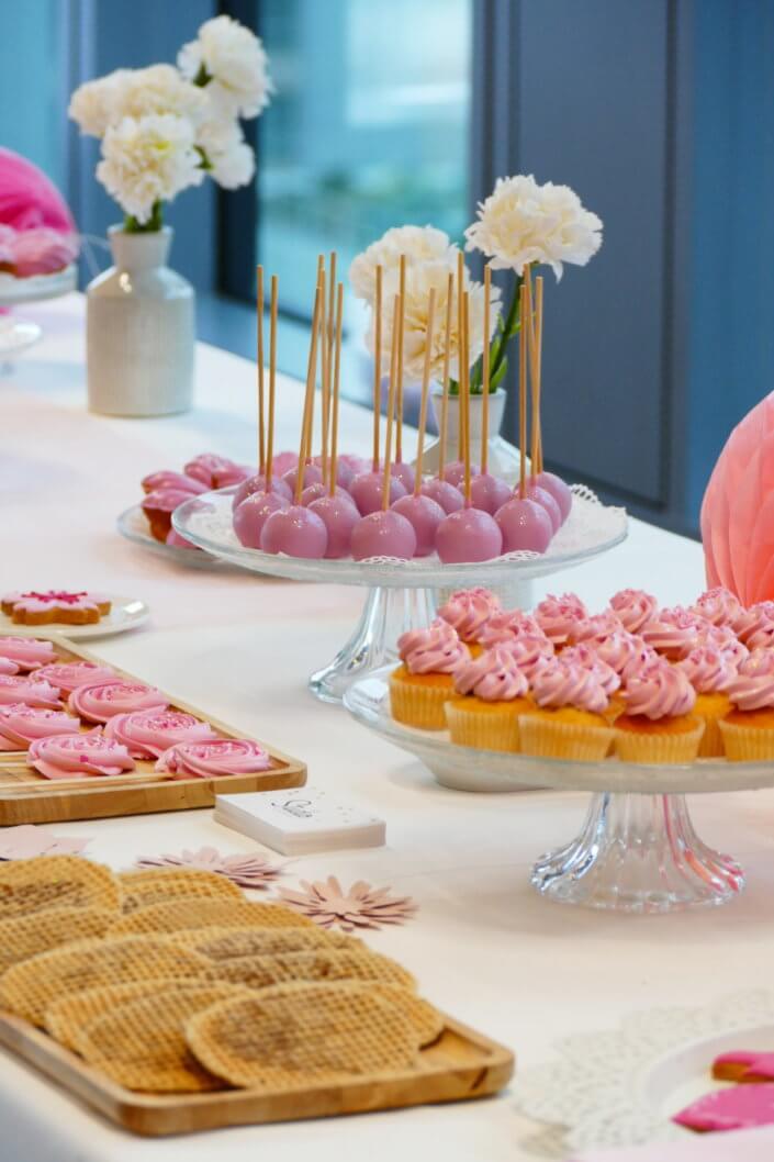 Gouter octobre rose pour AXA XL par Studio Candy avec scénographie et décoration sur mesure, pâtisseries maison tout en rose