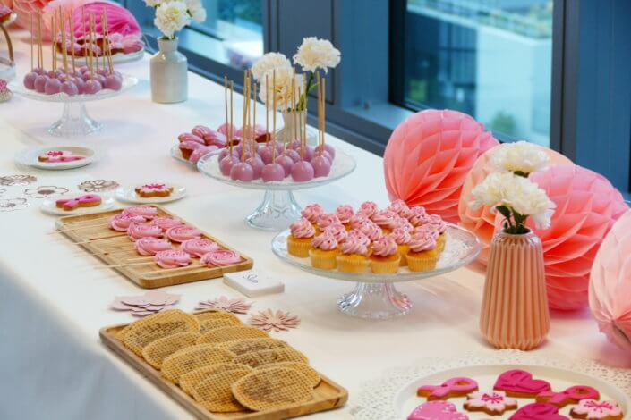 Gouter octobre rose pour AXA XL par Studio Candy avec scénographie et décoration sur mesure, pâtisseries maison tout en rose