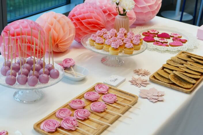 Gouter octobre rose pour AXA XL par Studio Candy avec scénographie et décoration sur mesure, pâtisseries maison tout en rose