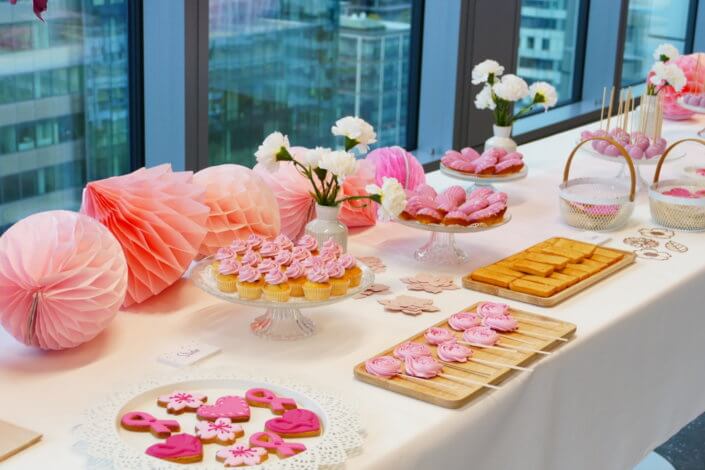Gouter octobre rose pour AXA XL par Studio Candy avec scénographie et décoration sur mesure, pâtisseries maison tout en rose