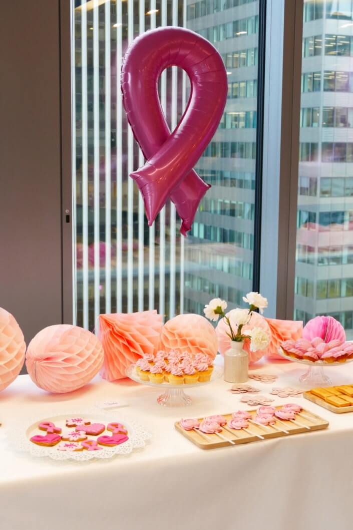 Gouter octobre rose pour AXA XL par Studio Candy avec scénographie et décoration sur mesure, pâtisseries maison tout en rose