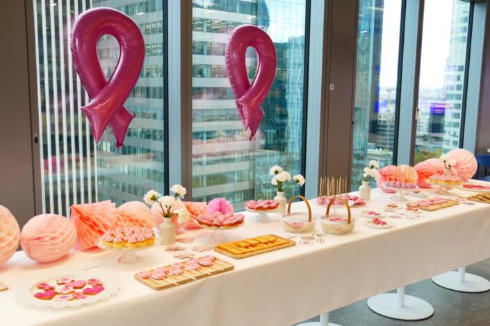 Gouter octobre rose pour AXA XL par Studio Candy avec scénographie et décoration sur mesure, pâtisseries maison tout en rose