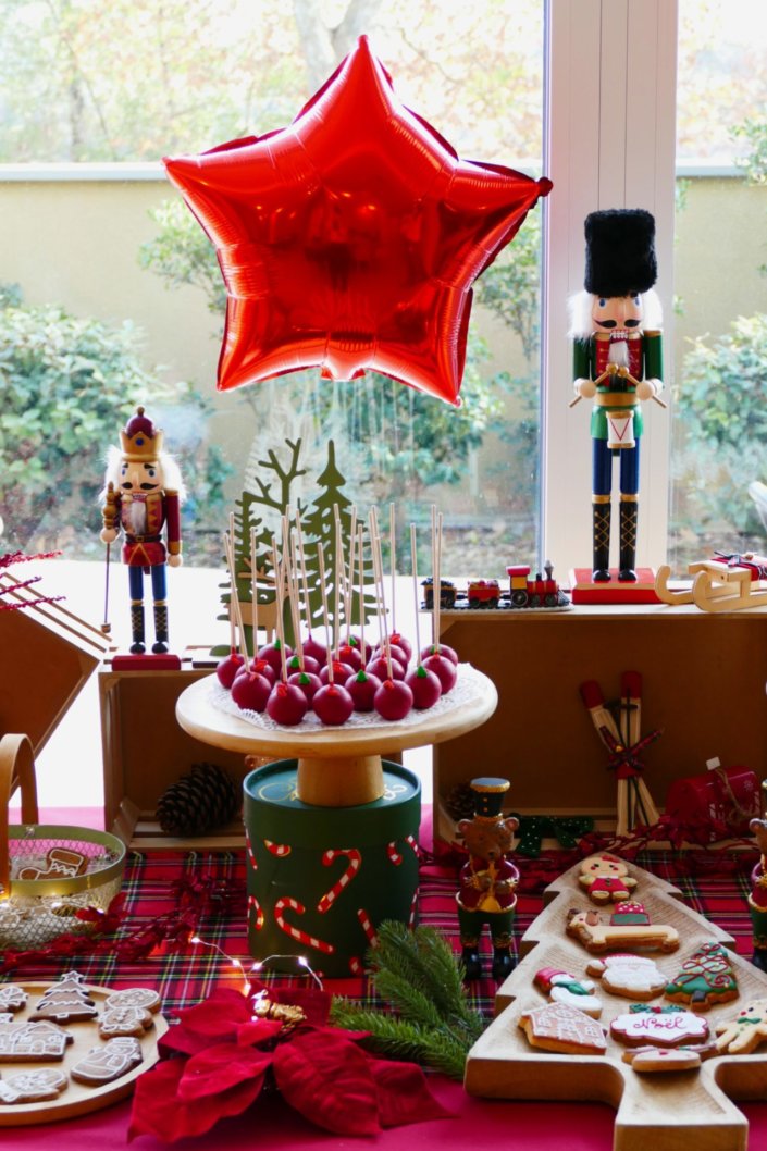 Arbre de Noël chez Inicéa par Studio Candy avec un grand goûter de Noël traditionnel, sablés décorés, cakepops rouges, cupcakes, madeleines à coques rouges, et décoration en rouge, tartan écossais et sucres d'orge