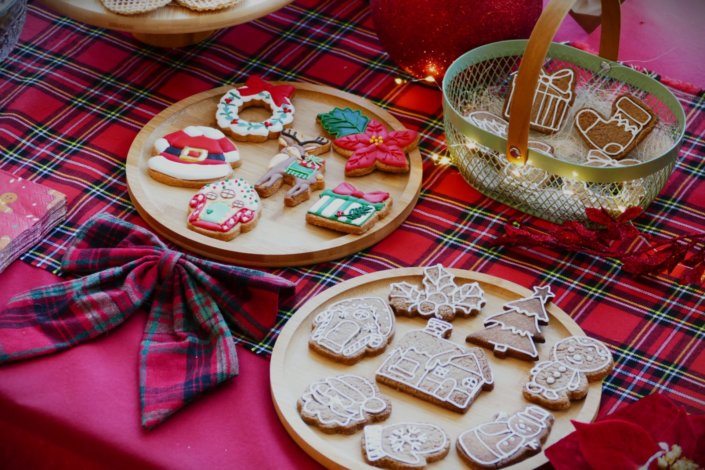 Arbre de Noël chez Inicéa par Studio Candy avec un grand goûter de Noël traditionnel, sablés décorés, cakepops rouges, cupcakes, madeleines à coques rouges, et décoration en rouge, tartan écossais et sucres d'orge